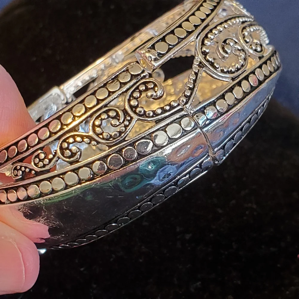 Fashion Leader silvertone scroll stretch bangle bracelet